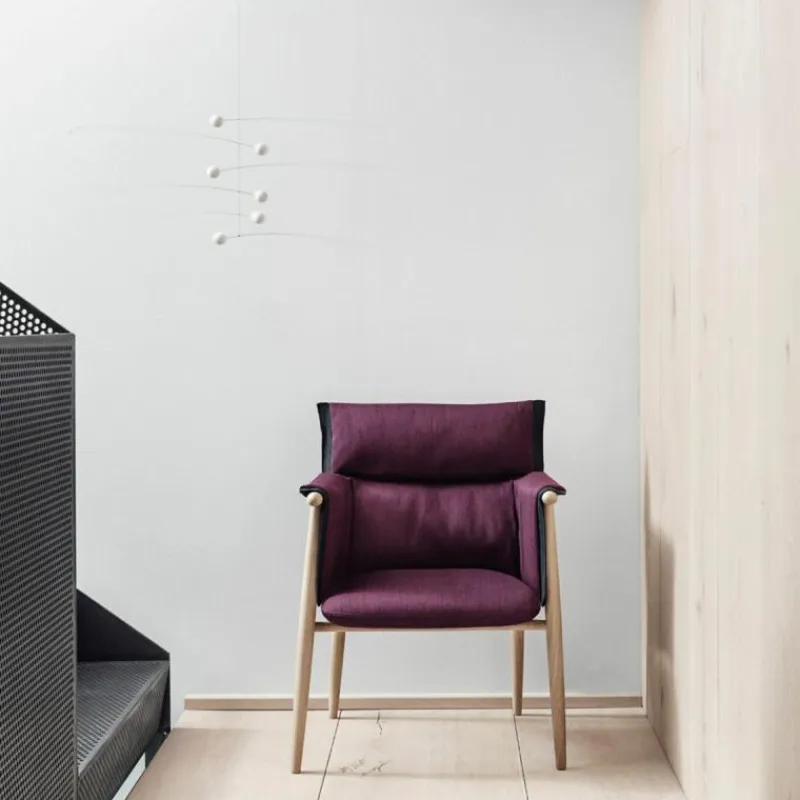 Clearance E005 Embrace Chair Eetkamerstoelen