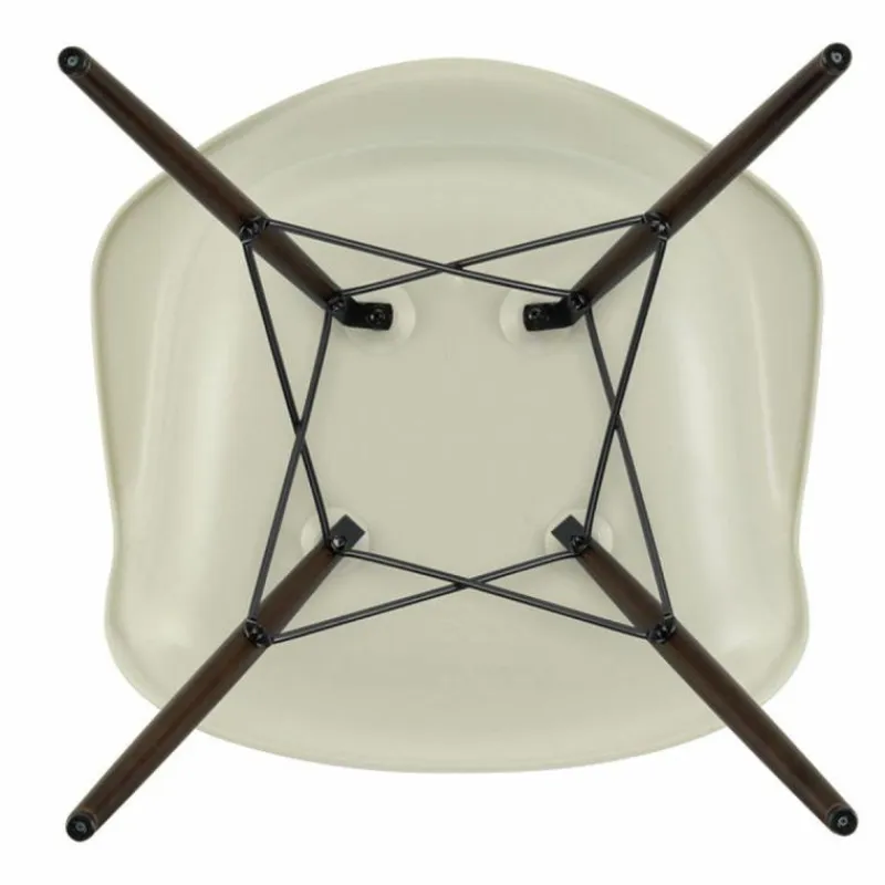 Eames Plastic Chair DAW Esdoorn Donker Eetkamerstoelen