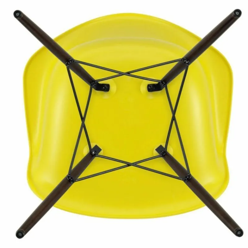 Eames Plastic Chair DAW Esdoorn Donker Eetkamerstoelen